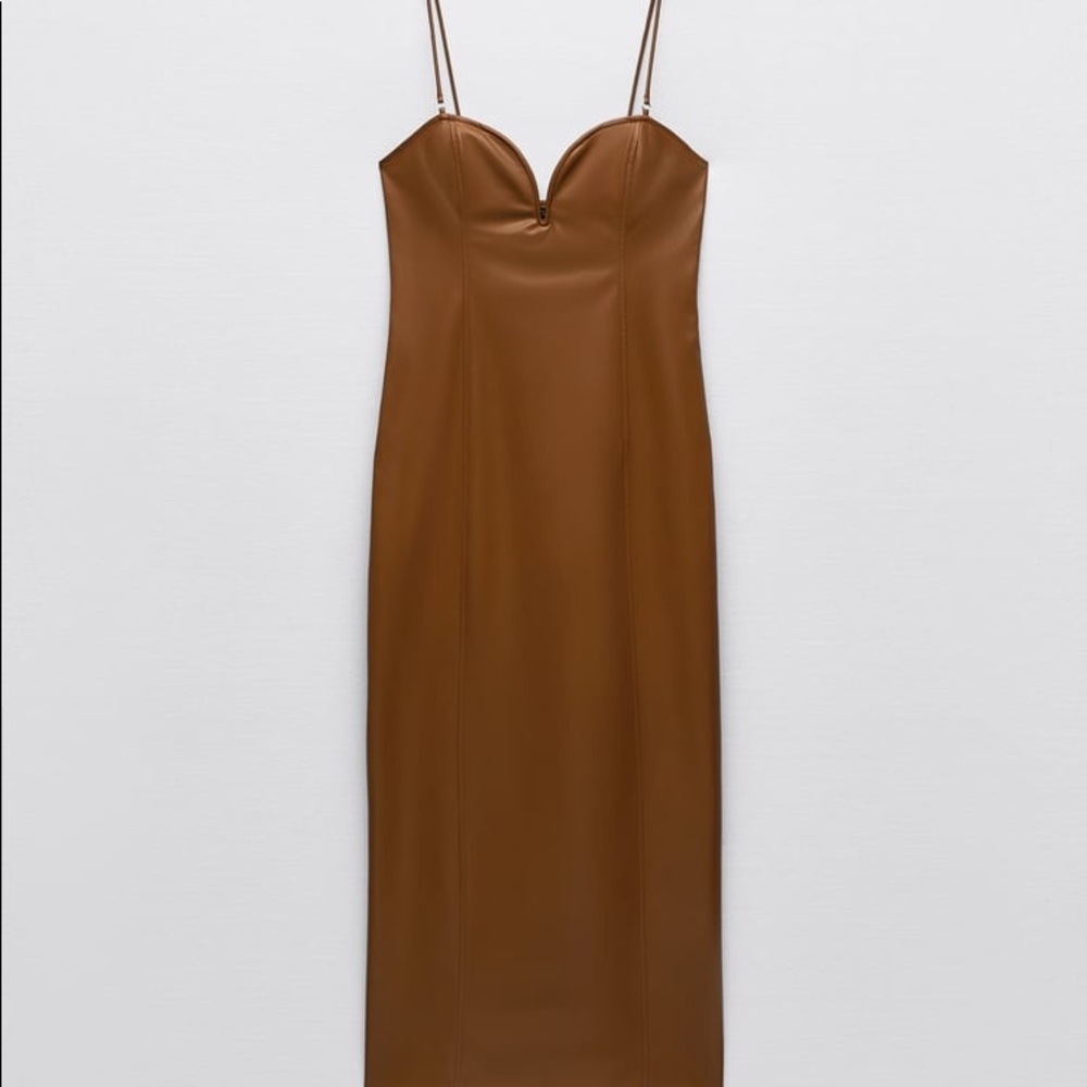 Zara
FAUX LEATHER DRESS
BROWN